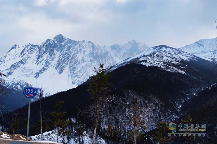 214国道远眺白马雪山