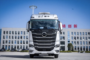 大排量燃气机+自动挡+大容量 体验北京重卡LNG牵引车
