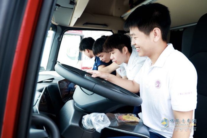 促进职教发展 培育能工巧匠 梅赛德斯-奔驰卡车助力职业技术人才培养