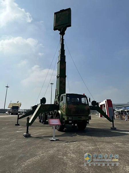 北奔重汽多型装备底盘亮相第十五届中国国际航空航天博览会