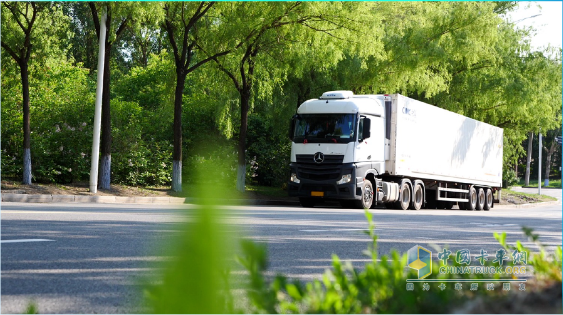 领鲜秘诀 全靠奔驰卡车“高手”护航