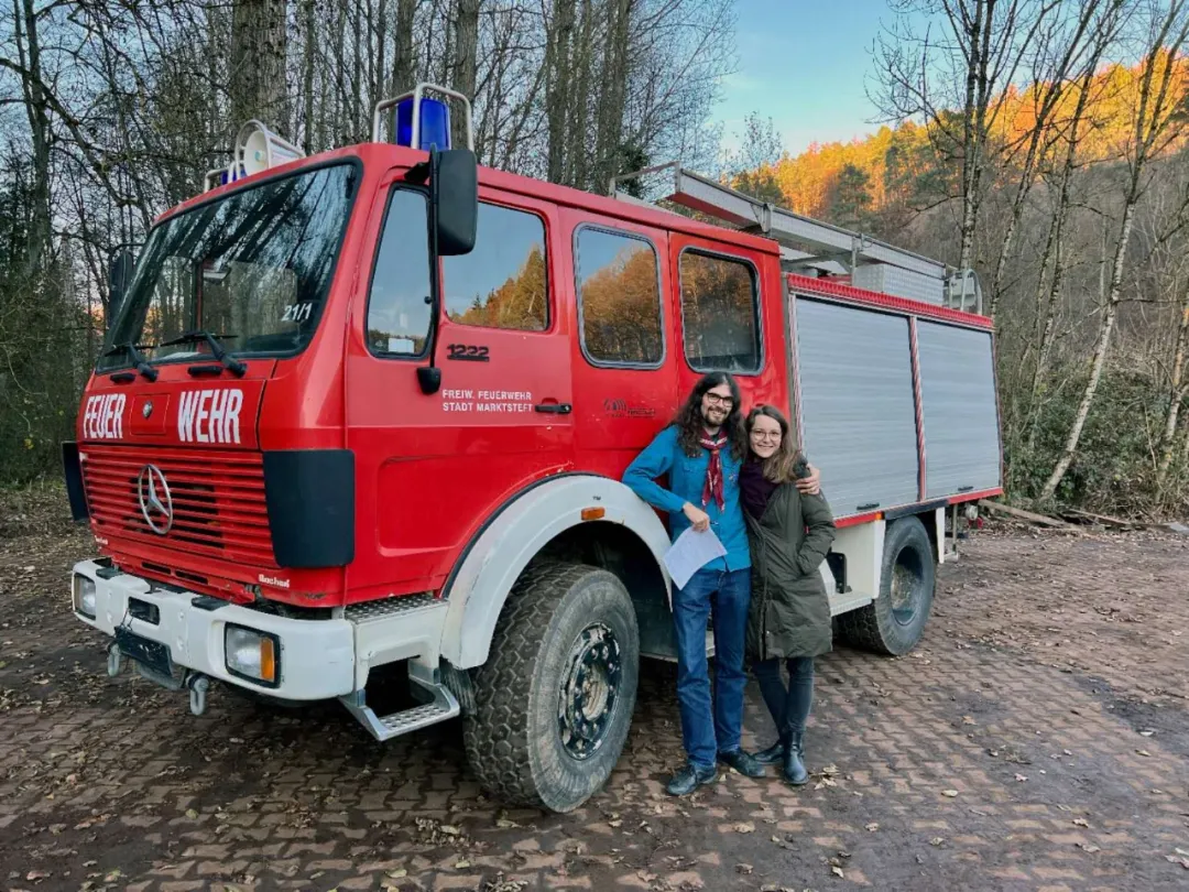 老车新梦，抵达成都：38年前的奔驰消防车变身旅居车环游世界