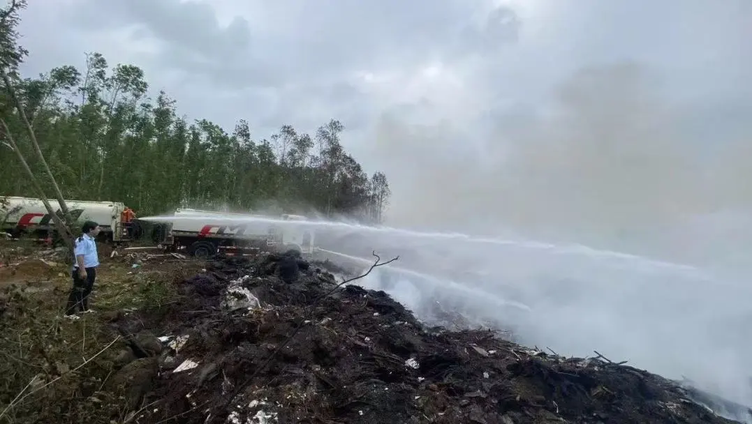 路遇群众车辆自燃，福龙马清洗车化身“及时雨”