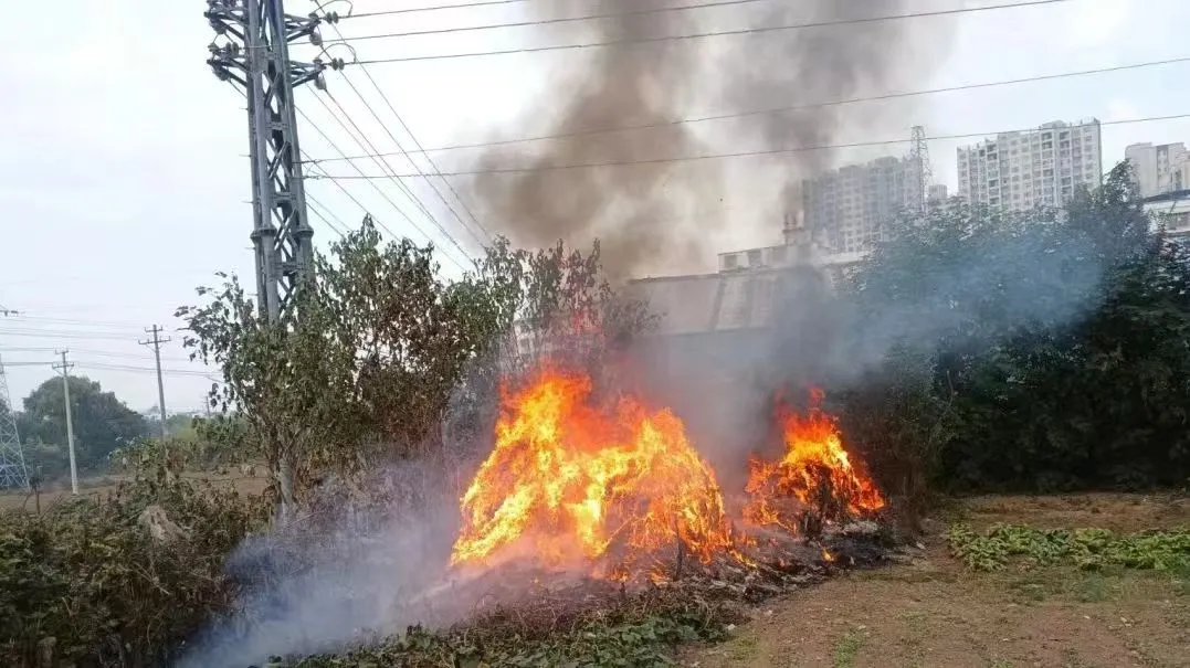 路遇群众车辆自燃，福龙马清洗车化身“及时雨”