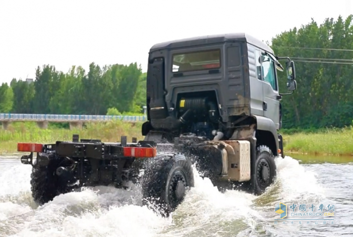 中国重汽豪沃中型4×4独立悬架越野车：荒野主宰，肆意驰骋！