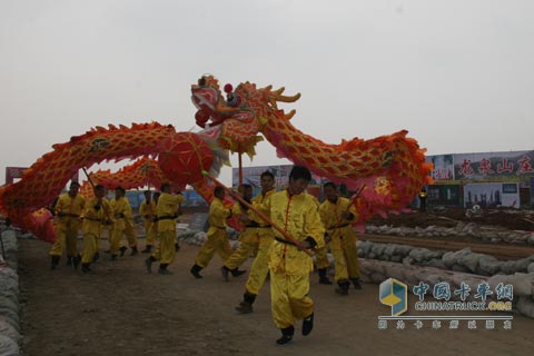 比赛现场热闹场面