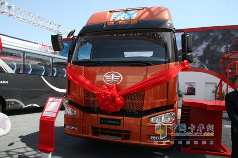 2010北京车展一汽解放J64X2高端牵引车