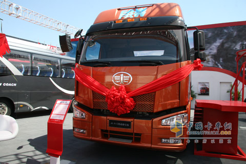 2010北京车展一汽解放J64X2高端牵引车