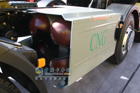 2010北京车展长安重汽6X2CNG牵引车