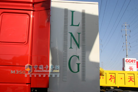 2010北京车展长安重汽6X4LNG牵引车