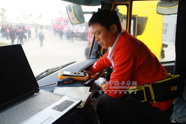 比赛人员正在紧张地进行上汽依维柯红岩维修技能比武