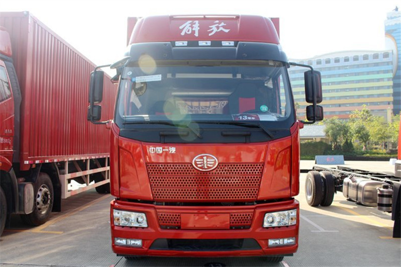 一汽解放 J6L中卡 240马力 4X2 6.75米 国五仓栅式载货车(378后桥)(CA5180CCYP62K1L4E5)