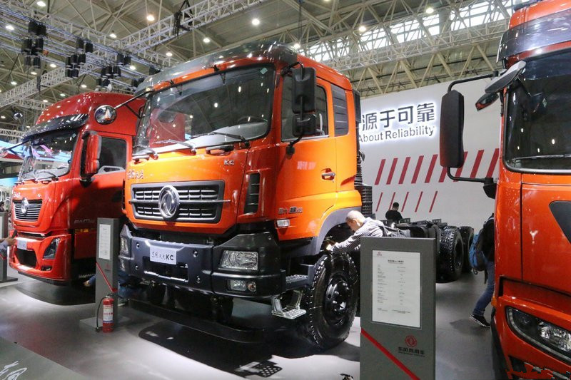 东风商用车 天龙KC重卡 350马力 8X4 7.4米 国五自卸车(485后桥)(DFH3310A3)