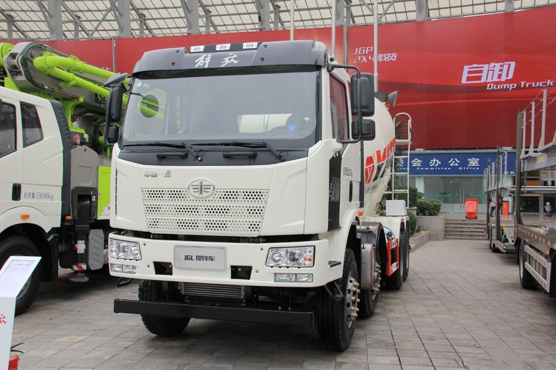  一汽解放 J6L 轻量化版 320马力 8X4 国五 混凝土搅拌车(457后桥)(CA5310GJBP62K2T4E5Z) 