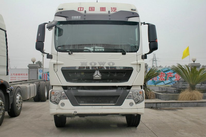 中国重汽 howo t5g重卡 340马力 8x4 9