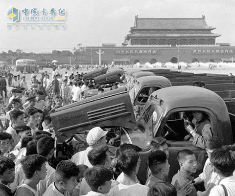 解放CA10参加了1956年的阅兵仪式